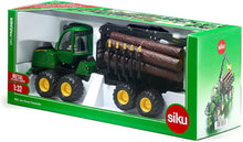 Carregar imagem no visualizador da galeria, Tractor John Deere forestal y remolque con troncos, hechos a escala 1/32 en metal y partes de plástico. El juego de ruedas del tractor es articulado para poder acceder a terrenos irregulares. La cabina es giratoria. La grua es también giratoria y articulada para poder cargar los troncos cortados. Incluye 10 troncos. El conjunto tiene una longitud total de 32 cm aprox. 