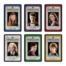 Cargar imagen en el visor de la galería,  Harry Potter Cluedo Edición Coleccionista transporta a 3-5 jugadores directamente al mundo de Harry, Hermione, Ron y compañía. En distintos lugares, como Gringotts, Hogwarts o la finca de los Malfoys, el objetivo es resolver la desaparición de un compañero. 