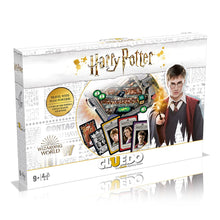 Carregar imagem no visualizador da galeria,  Harry Potter Cluedo Edición Coleccionista transporta a 3-5 jugadores directamente al mundo de Harry, Hermione, Ron y compañía. En distintos lugares, como Gringotts, Hogwarts o la finca de los Malfoys, el objetivo es resolver la desaparición de un compañero. 