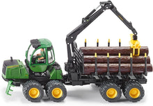 Carregar imagem no visualizador da galeria, Tractor John Deere forestal y remolque con troncos, hechos a escala 1/32 en metal y partes de plástico. El juego de ruedas del tractor es articulado para poder acceder a terrenos irregulares. La cabina es giratoria. La grua es también giratoria y articulada para poder cargar los troncos cortados. Incluye 10 troncos. El conjunto tiene una longitud total de 32 cm aprox. 
