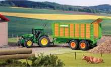 Carregar imagem no visualizador da galeria, Reproducción a escala 1/32 de este remolque agrícola de 2 ejes. Está hecho en metal y partes de plástico.. Se puede enganchar en cualquier modelo de tractor de la marca SIKU hecho a escala 1/32. Tiene portón trasero para poder efectuar la descarga por detrás. Mide 27 cm aproximadamente. 