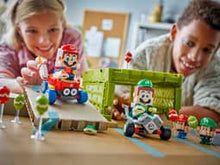 Carregar imagem no visualizador da galeria,  trepidantes carreras y batallas explotaglobos con el juego Mario Kart™: Bebé Mario vs. Bebé Luigi (72034)y sus vehículos Marchimotas GTI y Tribólido en versión LEGO . Cada coche construible puede lanzar caparazones a los 6 globos construibles incluidos,Consta de 321 piezas. 