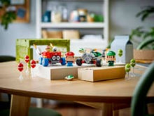 Carregar imagem no visualizador da galeria,  trepidantes carreras y batallas explotaglobos con el juego Mario Kart™: Bebé Mario vs. Bebé Luigi (72034)y sus vehículos Marchimotas GTI y Tribólido en versión LEGO . Cada coche construible puede lanzar caparazones a los 6 globos construibles incluidos,Consta de 321 piezas. 
