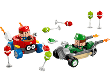 Carregar imagem no visualizador da galeria,  trepidantes carreras y batallas explotaglobos con el juego Mario Kart™: Bebé Mario vs. Bebé Luigi (72034)y sus vehículos Marchimotas GTI y Tribólido en versión LEGO . Cada coche construible puede lanzar caparazones a los 6 globos construibles incluidos,Consta de 321 piezas. 