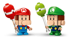 Carregar imagem no visualizador da galeria,  trepidantes carreras y batallas explotaglobos con el juego Mario Kart™: Bebé Mario vs. Bebé Luigi (72034)y sus vehículos Marchimotas GTI y Tribólido en versión LEGO . Cada coche construible puede lanzar caparazones a los 6 globos construibles incluidos,Consta de 321 piezas. 