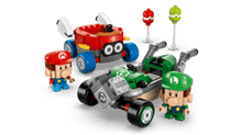 Carregar imagem no visualizador da galeria,  trepidantes carreras y batallas explotaglobos con el juego Mario Kart™: Bebé Mario vs. Bebé Luigi (72034)y sus vehículos Marchimotas GTI y Tribólido en versión LEGO . Cada coche construible puede lanzar caparazones a los 6 globos construibles incluidos,Consta de 321 piezas. 