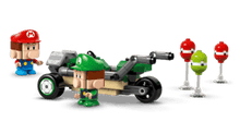 Carregar imagem no visualizador da galeria,  trepidantes carreras y batallas explotaglobos con el juego Mario Kart™: Bebé Mario vs. Bebé Luigi (72034)y sus vehículos Marchimotas GTI y Tribólido en versión LEGO . Cada coche construible puede lanzar caparazones a los 6 globos construibles incluidos,Consta de 321 piezas. 
