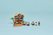 Carregar imagem no visualizador da galeria, set Cabaña del Pueblo Molino de One Piece LEGO. Este juguete inspirado en el anime, tiene fabulosas escenas, fieles accesorios y emblemáticos personajes. Los peques pueden quitar el techo del establecimiento de la playa para acceder a su divertido interior.  Consta de 299 piezas. 