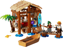 Carregar imagem no visualizador da galeria, set Cabaña del Pueblo Molino de One Piece LEGO. Este juguete inspirado en el anime, tiene fabulosas escenas, fieles accesorios y emblemáticos personajes. Los peques pueden quitar el techo del establecimiento de la playa para acceder a su divertido interior.  Consta de 299 piezas. 