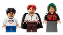Carregar imagem no visualizador da galeria, set Cabaña del Pueblo Molino de One Piece LEGO. Este juguete inspirado en el anime, tiene fabulosas escenas, fieles accesorios y emblemáticos personajes. Los peques pueden quitar el techo del establecimiento de la playa para acceder a su divertido interior.  Consta de 299 piezas. 