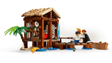 Carregar imagem no visualizador da galeria, set Cabaña del Pueblo Molino de One Piece LEGO. Este juguete inspirado en el anime, tiene fabulosas escenas, fieles accesorios y emblemáticos personajes. Los peques pueden quitar el techo del establecimiento de la playa para acceder a su divertido interior.  Consta de 299 piezas. 