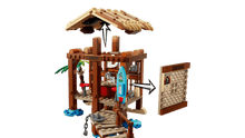 Carregar imagem no visualizador da galeria, set Cabaña del Pueblo Molino de One Piece LEGO. Este juguete inspirado en el anime, tiene fabulosas escenas, fieles accesorios y emblemáticos personajes. Los peques pueden quitar el techo del establecimiento de la playa para acceder a su divertido interior.  Consta de 299 piezas. 