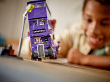 Carregar imagem no visualizador da galeria, LEGO Autobús Noctámbulo de tres pisos. Los niveles superiores se pueden quitar para acceder fácilmente al interior, que contiene camas móviles y unalámpara colgante para aportar realismo a la experiencia de juego. Este mágico juguete de construcción incluye también 5 personajes LEGO Harry Potter (Harry Potter, Ernie Prang, Stan Shunpike, una Bruja Durmiente y Canuto) ,499 piezas.