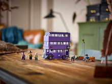Carregar imagem no visualizador da galeria, LEGO Autobús Noctámbulo de tres pisos. Los niveles superiores se pueden quitar para acceder fácilmente al interior, que contiene camas móviles y unalámpara colgante para aportar realismo a la experiencia de juego. Este mágico juguete de construcción incluye también 5 personajes LEGO Harry Potter (Harry Potter, Ernie Prang, Stan Shunpike, una Bruja Durmiente y Canuto) ,499 piezas.