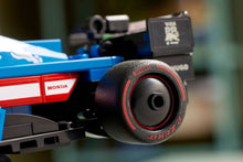 Carregar imagem no visualizador da galeria, Coche LEGO de Carreras Visa Cash App RB VCARB 01 F1. Esta maqueta de un coche de F1 reproduce detalles de diseño de la versión de la vida real que compitió en la temporada 2024 del Campeonato Mundial de Fórmula 1.