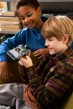 Carregar imagem no visualizador da galeria,  kit LEGO® Speed Champions Máquina del Tiempo de Regreso al Futuro (77256) permite a los niños construir, exponer y recrear la acción de la popular franquicia cinematográfica. Este coche de juguete incorpora famosos detalles del modelo que aparece en las películas. Construye este emblemático coche con pararrayos y matrícula de California, como en el primer largometraje