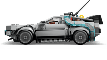 Carregar imagem no visualizador da galeria,  kit LEGO® Speed Champions Máquina del Tiempo de Regreso al Futuro (77256) permite a los niños construir, exponer y recrear la acción de la popular franquicia cinematográfica. Este coche de juguete incorpora famosos detalles del modelo que aparece en las películas. Construye este emblemático coche con pararrayos y matrícula de California, como en el primer largometraje