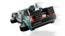Carregar imagem no visualizador da galeria,  kit LEGO® Speed Champions Máquina del Tiempo de Regreso al Futuro (77256) permite a los niños construir, exponer y recrear la acción de la popular franquicia cinematográfica. Este coche de juguete incorpora famosos detalles del modelo que aparece en las películas. Construye este emblemático coche con pararrayos y matrícula de California, como en el primer largometraje
