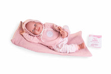 Carregar imagem no visualizador da galeria,  Mi Primer Reborn Martina son muñecas realistas con las que podrás disfrutar como de un bebé casi real. Fíjate en su manicura, el peso o la babita que le asoma entre los labios… Mide 52 cms