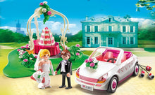 Cargar imagen en el visor de la galería, día de boda Playmobil. Vienen las 2 figuras de novios, una gran tarta nupcial y un coche con sus flores y sus latas atadas. 