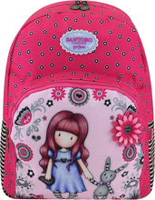 Carregar imagem no visualizador da galeria, Mochila Triple Bolsillo de Gorjuss con el diseño My Gift To You tiene dos compartimentos con cierre de cremallera y un bolsillo frontal, también con cremallera, con tres compartimentos 