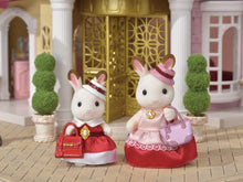 Carregar imagem no visualizador da galeria,  Sylvanian Families Duo Con Vestidos,El set incluye: figuras de Freya y Teri, mamá e hija de la Familia Conejo Chocolate. Detalles • Set de figuras con accesorios.• Incluye: figura adulta con sombrero y bolso; figura niña con bolso y sombrero. 