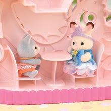 Carregar imagem no visualizador da galeria, Parque de los Sueños de Sylvanian Families El Parque de Diversión Baby Dream de Sylvanian Families es un mundo mágico donde la diversión nunca termina. Diseñado para niñas y niños a partir de 3 años, este encantador set de juego transporta a los pequeños a un parque de atracciones lleno de aventuras. 