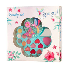 Carregar imagem no visualizador da galeria, maletín de maquillaje infantil con espejo Corazón de Souza! es el complemento perfecto para que los peques se diviertan explorando su creatividad a través del juego simbólico. Incluye 18 piezas con sombras de ojos, brillos de labios y colorete en tonos suaves, ideales para crear looks divertidos y llenos de fantasía. Su formato en cajita con forma de corazón, con espejo integrado, lo convierte en un accesorio práctico y encantador.