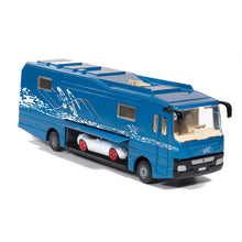 Carregar imagem no visualizador da galeria,  La autocaravana Performance de la marca Volkner te permite viajar con absoluto lujo. Este lujoso espacio habitable sobre ruedas a escala 1:50 con numerosas piezas de metal impresiona por sus numerosos detalles. Una trampilla que se abre en el lateral permite ver el garaje central debajo del espacio habitable.
