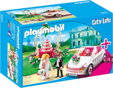 Cargar imagen en el visor de la galería, día de boda Playmobil. Vienen las 2 figuras de novios, una gran tarta nupcial y un coche con sus flores y sus latas atadas. 