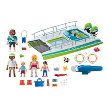 Carregar imagem no visualizador da galeria, Barco de Playmobil de recreo con suelo para observar el fondo marino. Los playmobils van de excursión al avistamiento del fondo submarino y especies marinas. Incluye un motor que hace que el barco pueda desplazarse. Incluye 5 figuras de Playmobil, peces y especies marinas. El motor funciona con una pila AA(no incluida) 