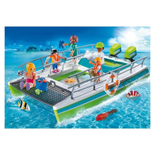 Carregar imagem no visualizador da galeria, Barco de Playmobil de recreo con suelo para observar el fondo marino. Los playmobils van de excursión al avistamiento del fondo submarino y especies marinas. Incluye un motor que hace que el barco pueda desplazarse. Incluye 5 figuras de Playmobil, peces y especies marinas. El motor funciona con una pila AA(no incluida) 