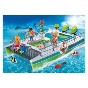 Barco de Playmobil de recreo con suelo para observar el fondo marino. Los playmobils van de excursión al avistamiento del fondo submarino y especies marinas. Incluye un motor que hace que el barco pueda desplazarse. Incluye 5 figuras de Playmobil, peces y especies marinas. El motor funciona con una pila AA(no incluida) 