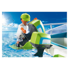 Carregar imagem no visualizador da galeria, Barco de Playmobil de recreo con suelo para observar el fondo marino. Los playmobils van de excursión al avistamiento del fondo submarino y especies marinas. Incluye un motor que hace que el barco pueda desplazarse. Incluye 5 figuras de Playmobil, peces y especies marinas. El motor funciona con una pila AA(no incluida) 