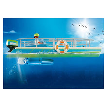 Carregar imagem no visualizador da galeria, Barco de Playmobil de recreo con suelo para observar el fondo marino. Los playmobils van de excursión al avistamiento del fondo submarino y especies marinas. Incluye un motor que hace que el barco pueda desplazarse. Incluye 5 figuras de Playmobil, peces y especies marinas. El motor funciona con una pila AA(no incluida) 