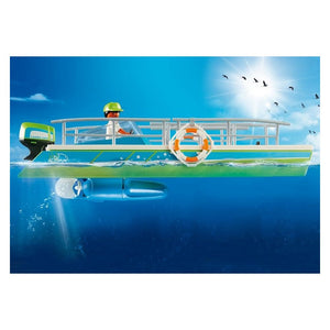 Barco de Playmobil de recreo con suelo para observar el fondo marino. Los playmobils van de excursión al avistamiento del fondo submarino y especies marinas. Incluye un motor que hace que el barco pueda desplazarse. Incluye 5 figuras de Playmobil, peces y especies marinas. El motor funciona con una pila AA(no incluida) 