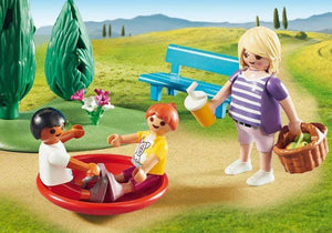  Parque Infantil Family Fun - Playmobil 9423,En el parque infantil de Playmobil la diversión está asegurada. Hay tobogán, columpio, balancín y muchas otras actividades. Hay una figura mamá de Playmobil y tres niños para disfrutar un buen rato en el parque. 