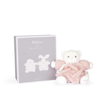 Cargar imagen en el visor de la galería, Adorable osito rosa de 20 cm. Su tacto tan suave y delicado hace que sea el compañero ideal de tu bebé desde el nacimiento. Sus numerosos pliegues hace que sea más facil para el agarre de los más pequeños. Viene presentado en una bonita caja de regalo que lo hace perfecto para un primer regalo. 
