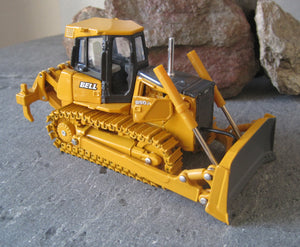 Bulldozer Bell 850 J Dozer hecho en metal a escala 1/50. Es una reproducción a escala 1/50 muy detallada y robusta. Especial para coleccionistas. Recomendado a partir de 14 años. 