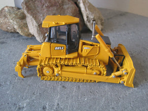 Bulldozer Bell 850 J Dozer hecho en metal a escala 1/50. Es una reproducción a escala 1/50 muy detallada y robusta. Especial para coleccionistas. Recomendado a partir de 14 años. 