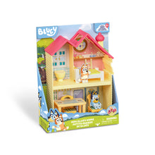 Carregar imagem no visualizador da galeria, Casa Bluey Mini Heeler Home,Los niños podrán llevarse la diversión de Bluey y sus aventuras con este último playset que incluye la casa de Bluey en versión pequela, la Mini Heeler Home, donde Bluey se podrá echar una pequeña siesta en la cama, tomar un tentempié en la cocina o pasearse por la casa. 