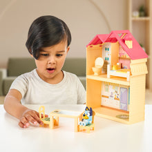 Carregar imagem no visualizador da galeria, Casa Bluey Mini Heeler Home,Los niños podrán llevarse la diversión de Bluey y sus aventuras con este último playset que incluye la casa de Bluey en versión pequela, la Mini Heeler Home, donde Bluey se podrá echar una pequeña siesta en la cama, tomar un tentempié en la cocina o pasearse por la casa. 