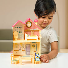 Carregar imagem no visualizador da galeria, Casa Bluey Mini Heeler Home,Los niños podrán llevarse la diversión de Bluey y sus aventuras con este último playset que incluye la casa de Bluey en versión pequela, la Mini Heeler Home, donde Bluey se podrá echar una pequeña siesta en la cama, tomar un tentempié en la cocina o pasearse por la casa. 