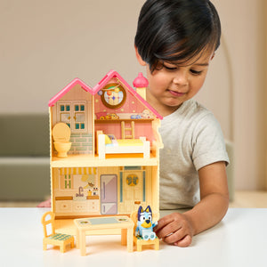 Casa Bluey Mini Heeler Home,Los niños podrán llevarse la diversión de Bluey y sus aventuras con este último playset que incluye la casa de Bluey en versión pequela, la Mini Heeler Home, donde Bluey se podrá echar una pequeña siesta en la cama, tomar un tentempié en la cocina o pasearse por la casa. 