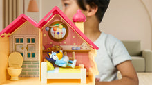 Carregar imagem no visualizador da galeria, Casa Bluey Mini Heeler Home,Los niños podrán llevarse la diversión de Bluey y sus aventuras con este último playset que incluye la casa de Bluey en versión pequela, la Mini Heeler Home, donde Bluey se podrá echar una pequeña siesta en la cama, tomar un tentempié en la cocina o pasearse por la casa. 