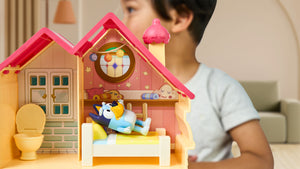 Casa Bluey Mini Heeler Home,Los niños podrán llevarse la diversión de Bluey y sus aventuras con este último playset que incluye la casa de Bluey en versión pequela, la Mini Heeler Home, donde Bluey se podrá echar una pequeña siesta en la cama, tomar un tentempié en la cocina o pasearse por la casa. 