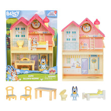 Carregar imagem no visualizador da galeria, Casa Bluey Mini Heeler Home,Los niños podrán llevarse la diversión de Bluey y sus aventuras con este último playset que incluye la casa de Bluey en versión pequela, la Mini Heeler Home, donde Bluey se podrá echar una pequeña siesta en la cama, tomar un tentempié en la cocina o pasearse por la casa. 