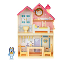 Carregar imagem no visualizador da galeria, Casa Bluey Mini Heeler Home,Los niños podrán llevarse la diversión de Bluey y sus aventuras con este último playset que incluye la casa de Bluey en versión pequela, la Mini Heeler Home, donde Bluey se podrá echar una pequeña siesta en la cama, tomar un tentempié en la cocina o pasearse por la casa. 