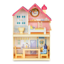 Carregar imagem no visualizador da galeria, Casa Bluey Mini Heeler Home,Los niños podrán llevarse la diversión de Bluey y sus aventuras con este último playset que incluye la casa de Bluey en versión pequela, la Mini Heeler Home, donde Bluey se podrá echar una pequeña siesta en la cama, tomar un tentempié en la cocina o pasearse por la casa. 