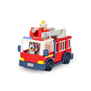 Bluey Camion de Bomberos WOW, el Camión de Bomberos incluye una figura de Bingo y de Bluey con accesorios super chulos. Además incluye un set de pegatinas para que puedas decorarlo como tu quieras, son super guays porque son temática bombero!